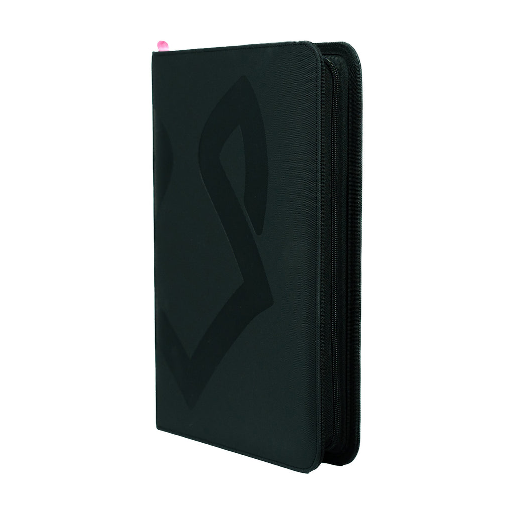 zwarte LuxaFox trading card binder rechtop tegen witte achtergrond