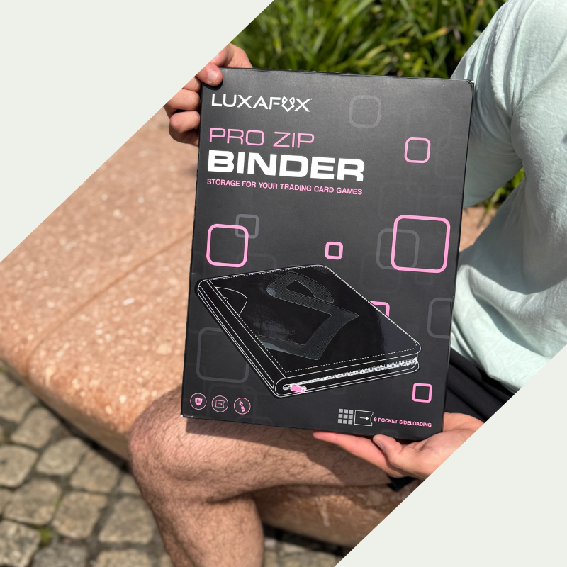 persoon die de LuxaFox Pro Zip Binder verpakking vasthoudt buiten