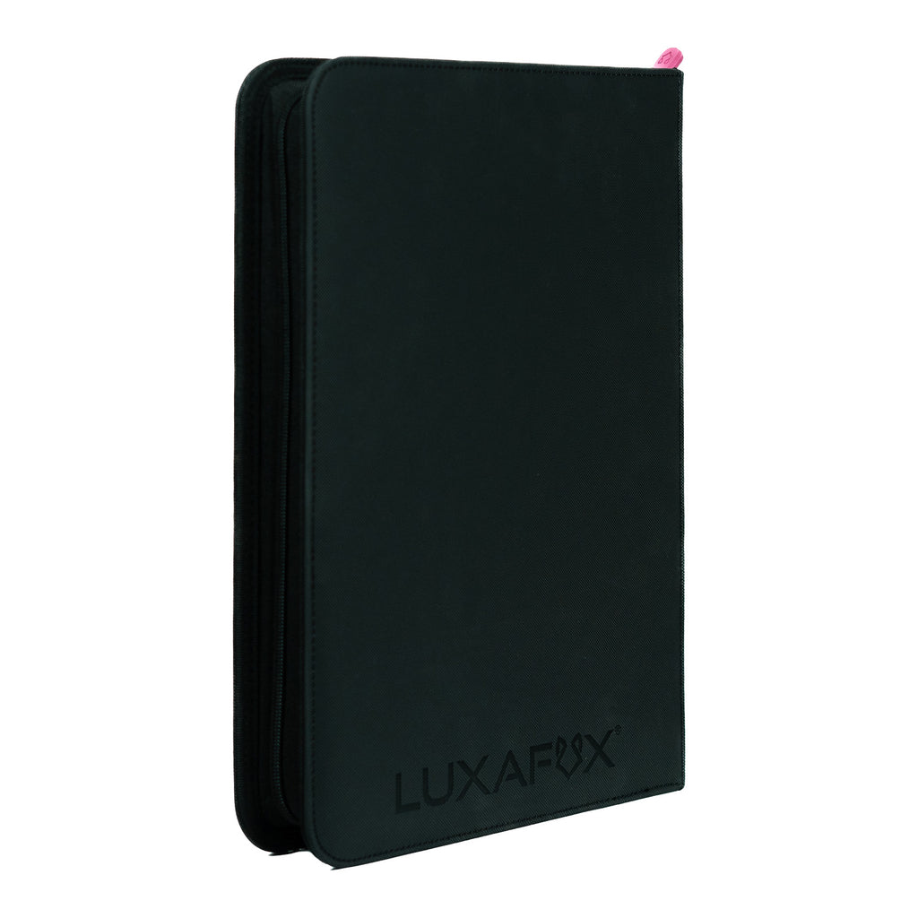 zwarte Luxafox trading card binder schuin tegen witte achtergrond
