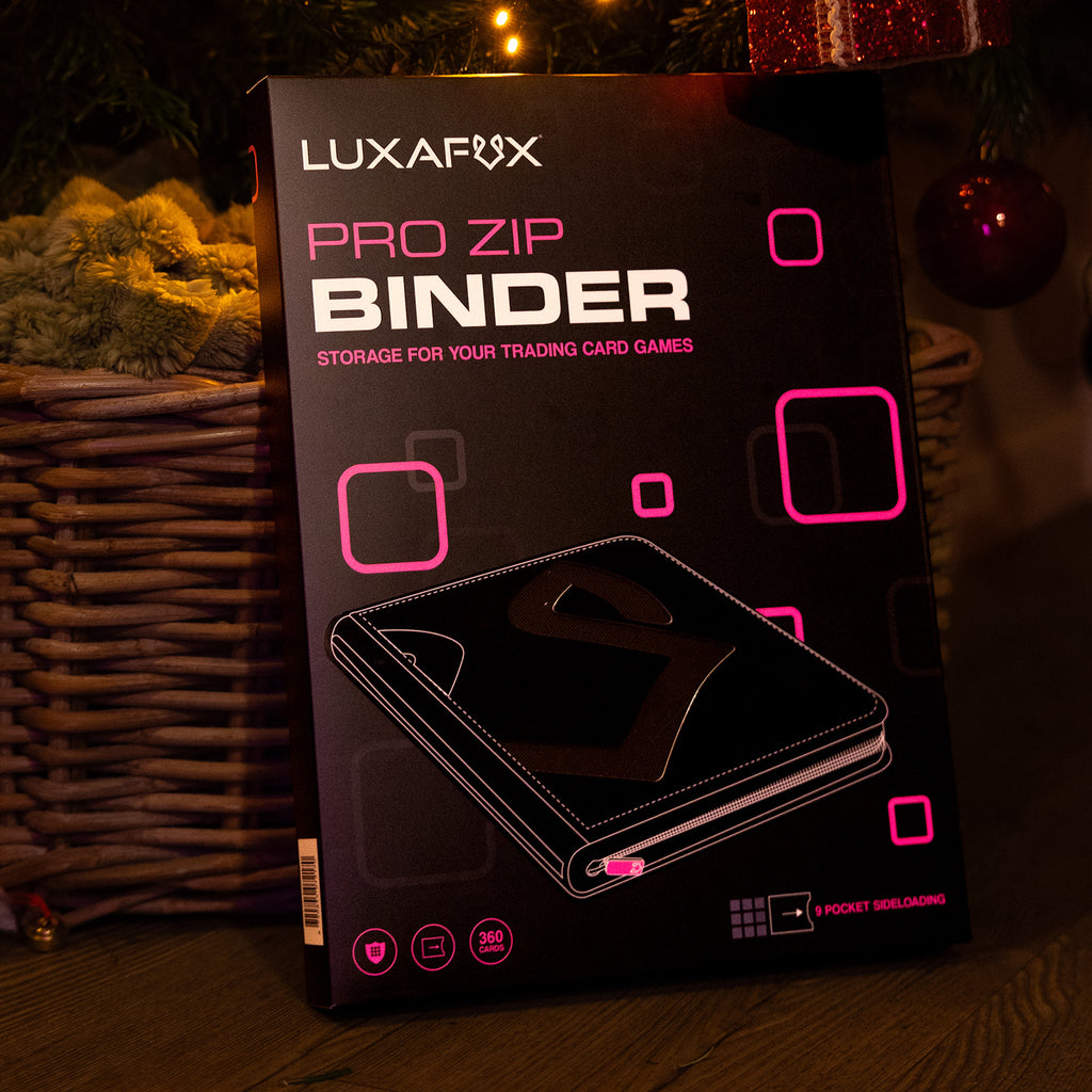 verpakking van de Luxafox Pro Zip Binder onder kerstverlichting naast een mand