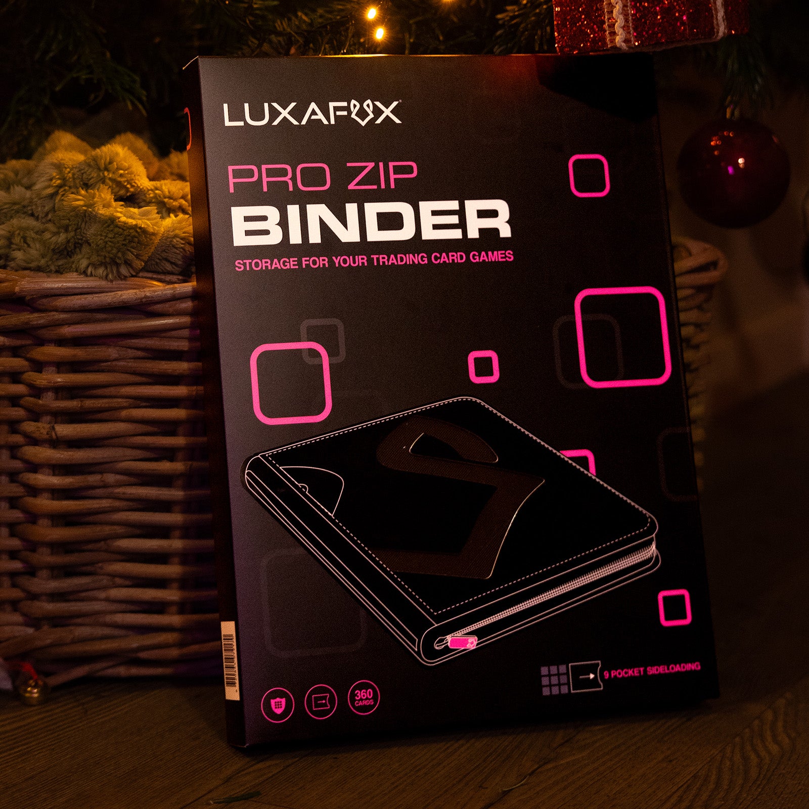 verpakking van de Luxafox Pro Zip Binder onder kerstverlichting naast een mand